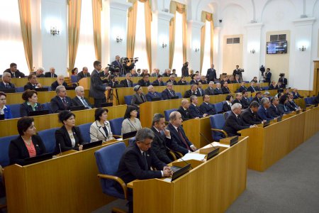 АКСУ ВИДЕО: Э. Раҳмон дар бораи вакилии худ, баҳсҳои парлумонӣ ва депутатҳои шахшуда